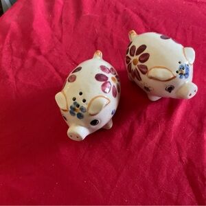 Vintage set made after 1952 pig salt and pepper shakers